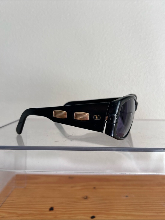 Valentino Black Women\'s Oversized Sunglasses - Fashion Accessory main image 4